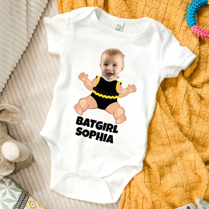 Personalisierbarer Baby Body mit Superheld/in Personalisierbarer Baby Body mit Superheld/in