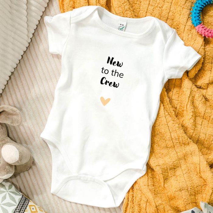 Personalisierbarer Baby Body mit Spruch und Herz Personalisierbarer Baby Body mit Spruch und Herz