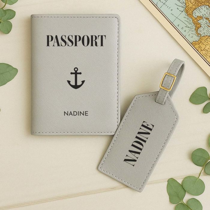 Personalisierbare Reisepasshülle und Koffertag mit Symbol und Text