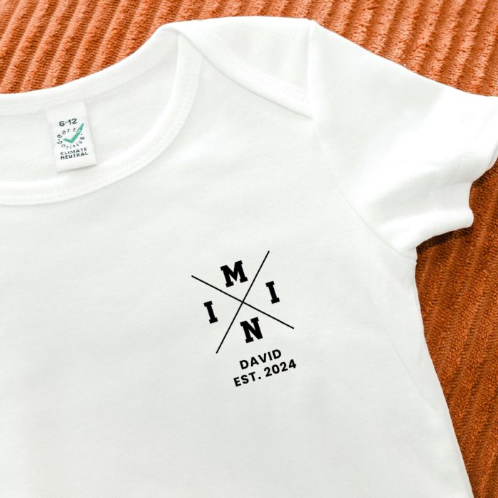 Personalisierbarer Baby Body mit Name und Jahreszahl Personalisierbarer Baby Body mit Name und Jahreszahl
