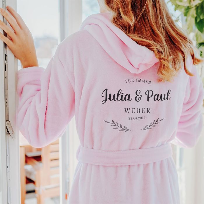 Personalisierbarer Bademantel mit Text und Kranz Personalisierbarer Bademantel mit Text und Kranz